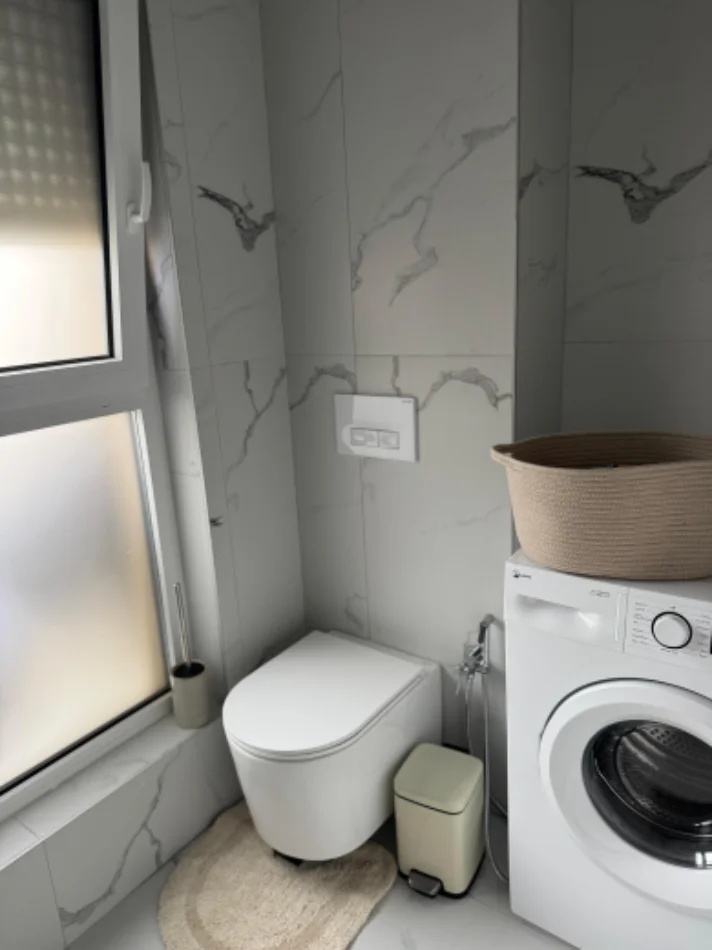 Tirane, jepet me qera garsonier Kati 8, 40 m² 40.000 Lek (Kompleksi Kadiu ne Ali Dem)