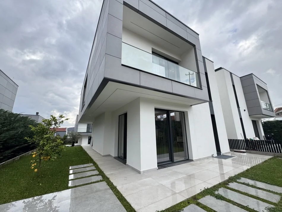 Tirane, jepet me qera Vile , 298 m² 3.500 € 