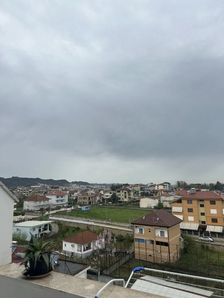 Tirane, jepet me qera Vile 3+1+Aneks+Ballkon Kati 0, 700 € (Petrit Radovicka)