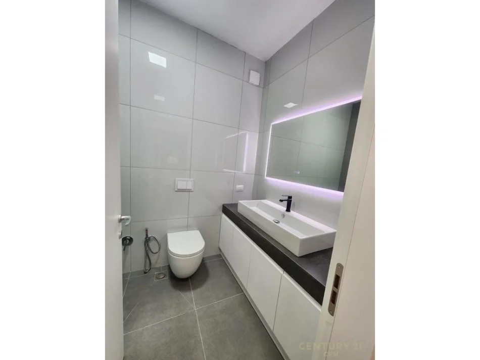 Tirane, jepet me qera apartament 2+1+Aneks+Ballkon Kati 4, 113 m² 950 € 