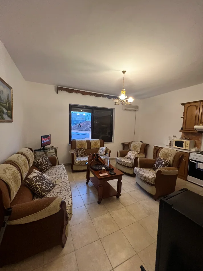Tirane, jepet me qera apartament 1+1+Ballkon Kati 3, 60 m² 380 € (Gjimnazi Aleks Buda)