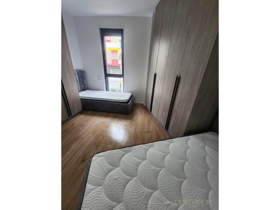 Tirane, jepet me qera apartament 2+1+Aneks+Ballkon Kati 4, 113 m² 950 € 