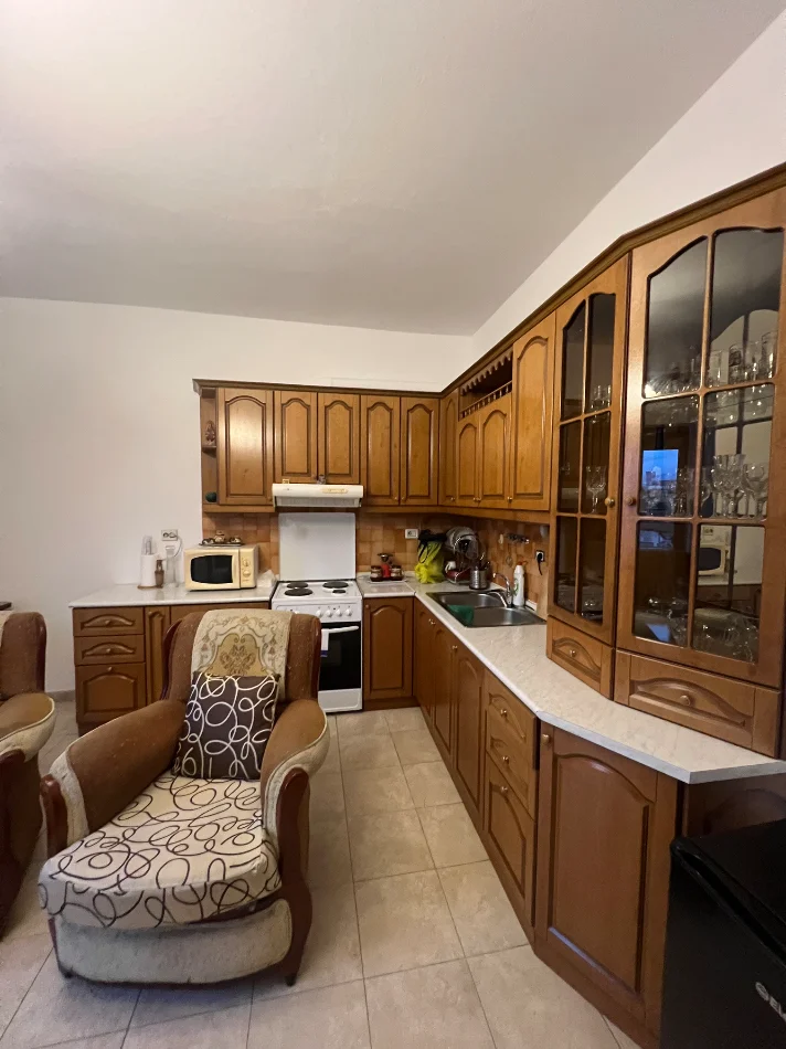 Tirane, jepet me qera apartament 1+1+Ballkon Kati 3, 60 m² 380 € (Gjimnazi Aleks Buda)