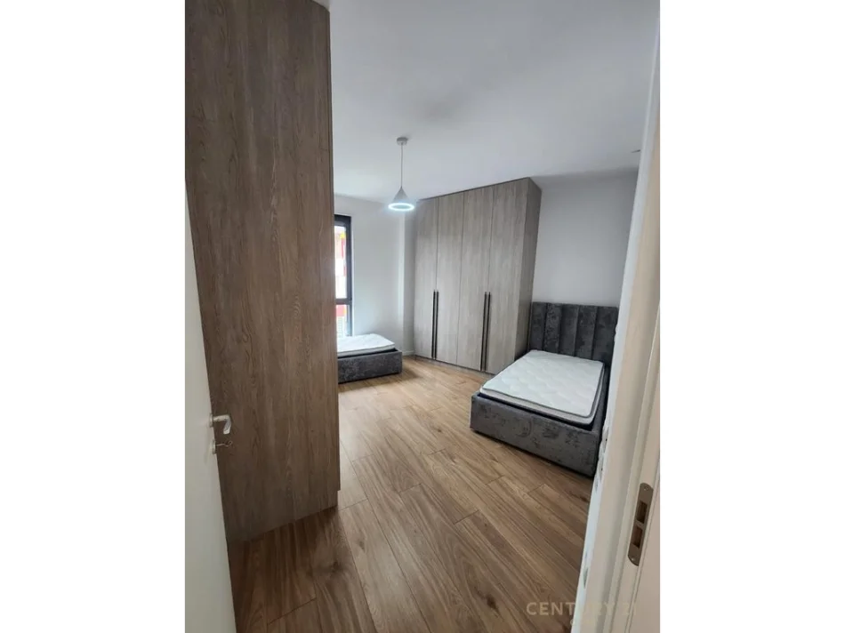 Tirane, jepet me qera apartament 2+1+Aneks+Ballkon Kati 4, 113 m² 950 € 