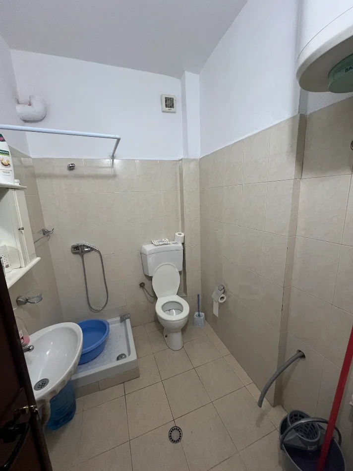 Tirane, jepet me qera apartament 1+1+Ballkon Kati 3, 60 m² 380 € (Gjimnazi Aleks Buda)