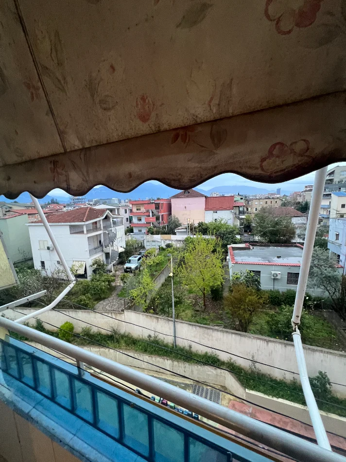 Tirane, jepet me qera apartament 1+1+Ballkon Kati 3, 60 m² 380 € (Gjimnazi Aleks Buda)