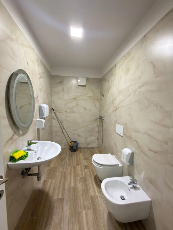 Tirane, jepet me qera zyre Kati 3, 70 m² 500 € (Teodor keko)