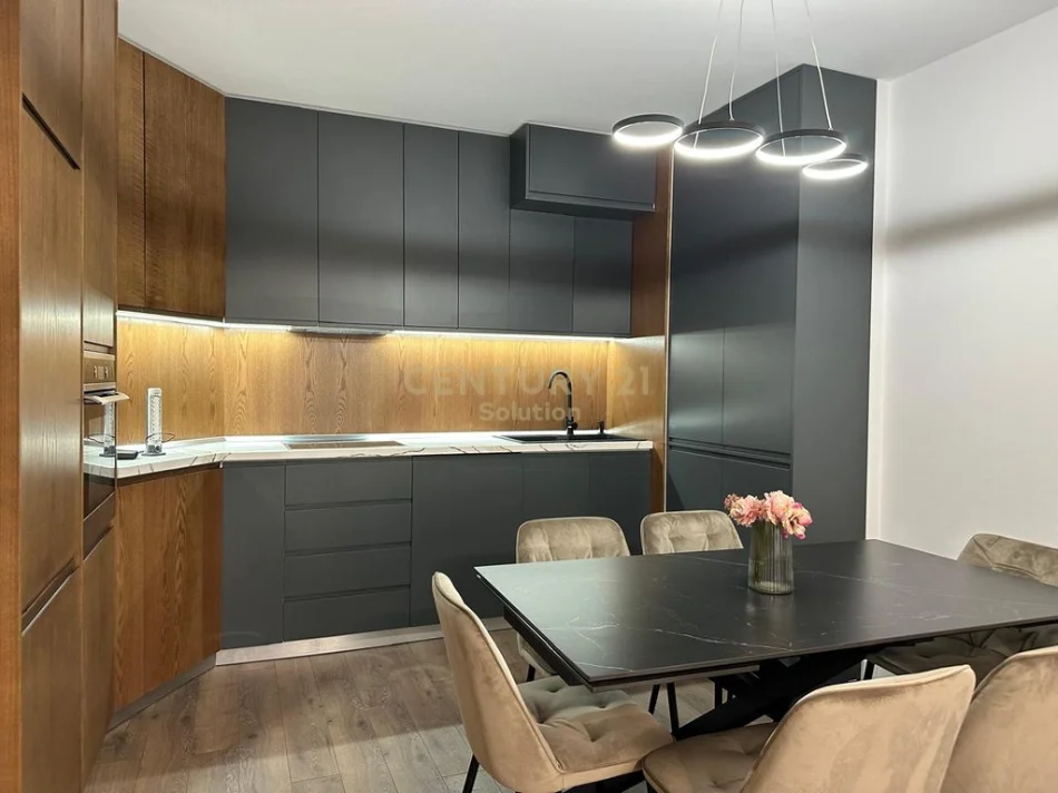 Tirane, jepet me qera apartament 2+1+Aneks+Ballkon Kati 3, 109 m² 700 € 