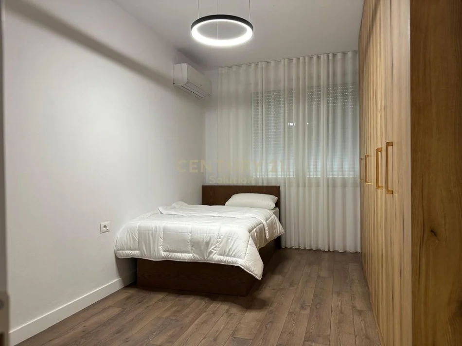 Tirane, jepet me qera apartament 2+1+Aneks+Ballkon Kati 3, 109 m² 700 € 