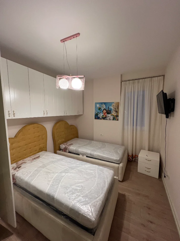Tirane, jepet me qera apartament 3+1+Ballkon Kati 5, 126 m² 1.000 € (Rruga Peti)