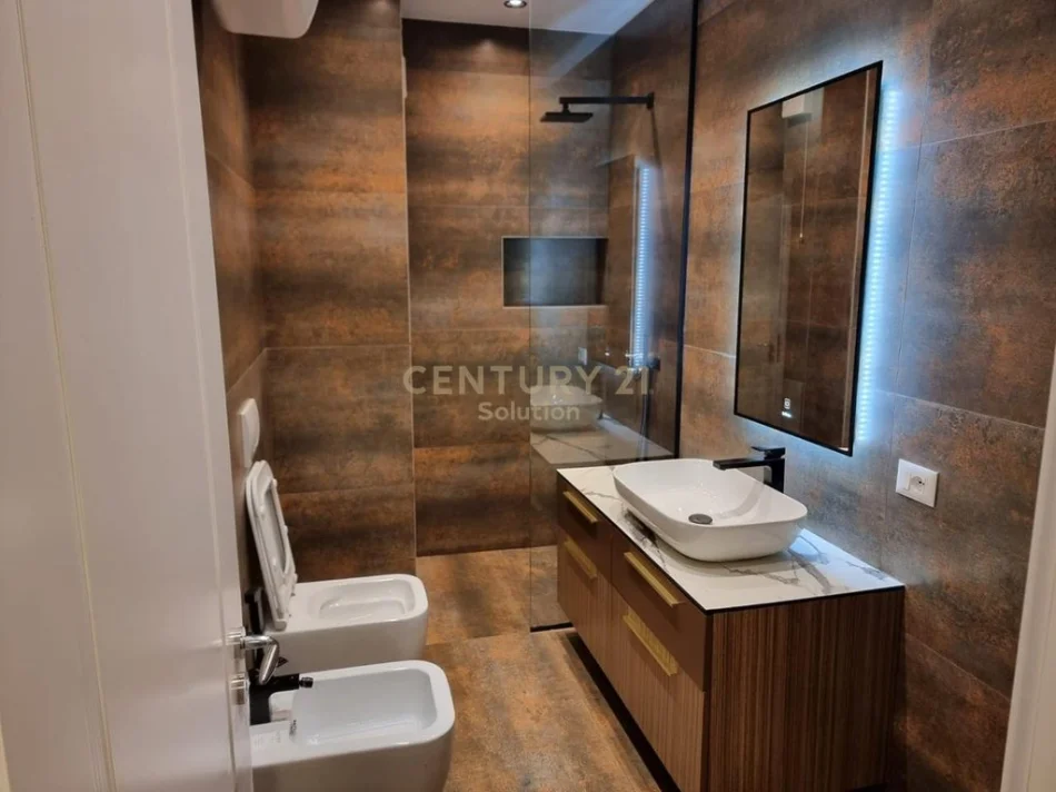 Tirane, jepet me qera apartament 2+1+Aneks+Ballkon Kati 3, 109 m² 700 € 