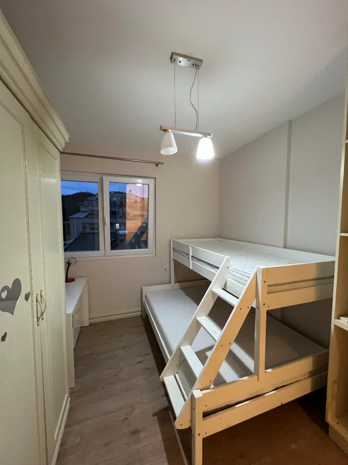 Tirane, jepet me qera apartament 3+1+Ballkon Kati 5, 126 m² 1.000 € (Rruga Peti)