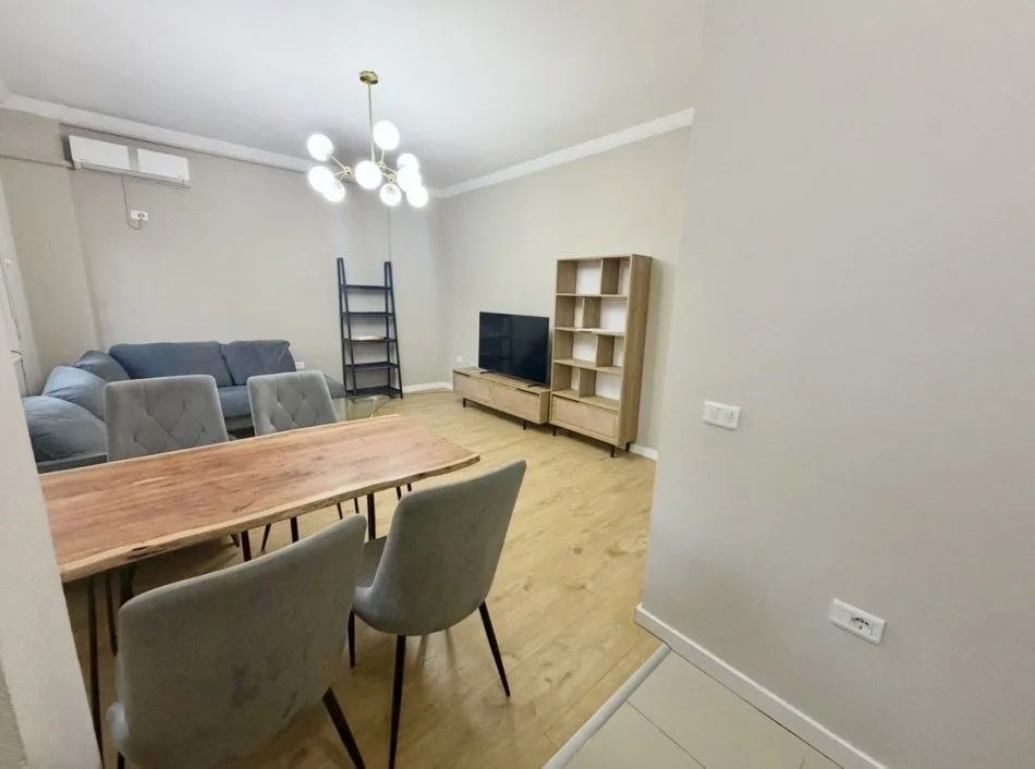 Tirane, jepet me qera apartament 2+1+parkim Kati 3, 85 m² 750 € (Mbikalimi Kristal Center ,Big Market)