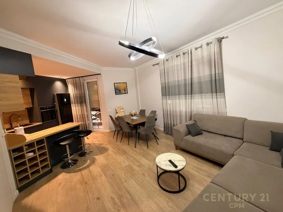 Tirane, jepet me qera apartament 2+1+Aneks+Ballkon Kati 2, 100 m² 700 € 