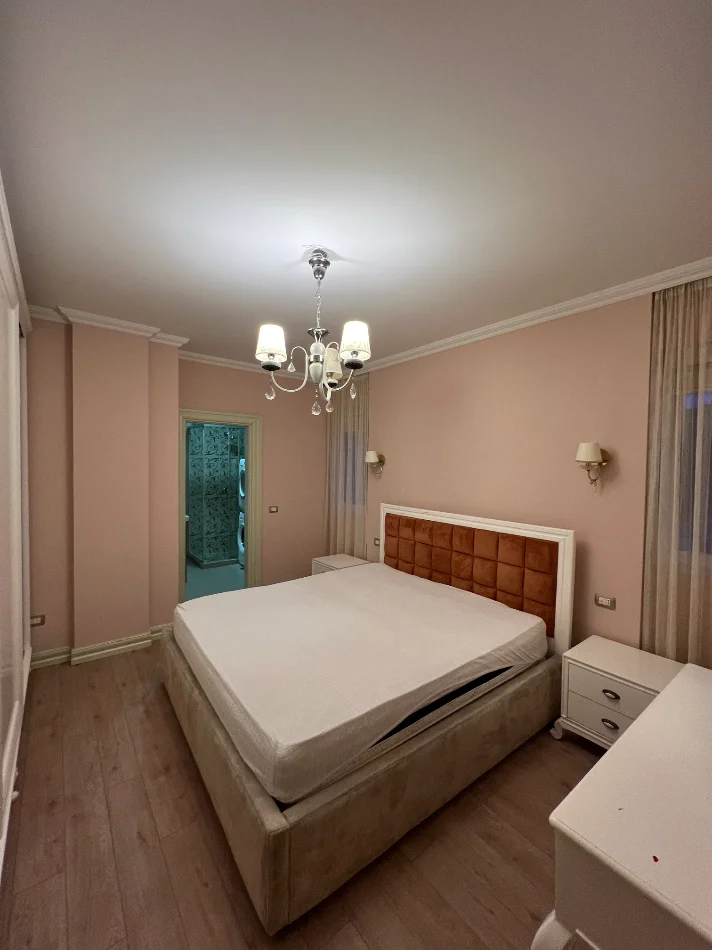 Tirane, jepet me qera apartament 3+1+Ballkon Kati 5, 126 m² 1.000 € (Rruga Peti)