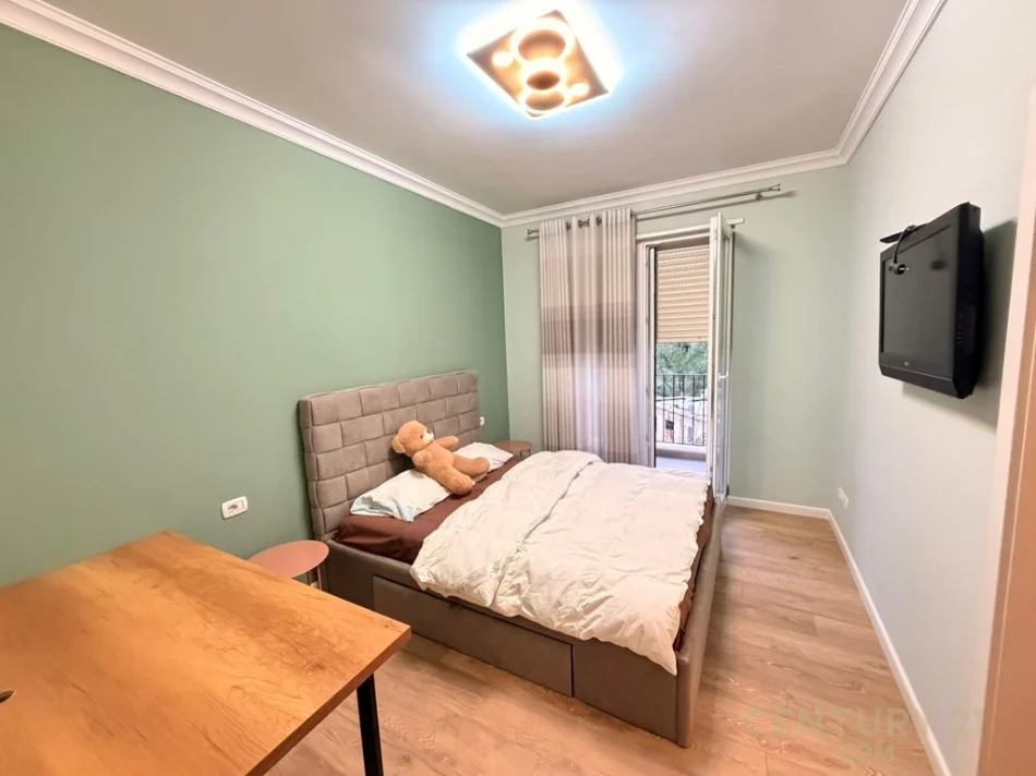 Tirane, jepet me qera apartament 2+1+Aneks+Ballkon Kati 2, 100 m² 700 € 