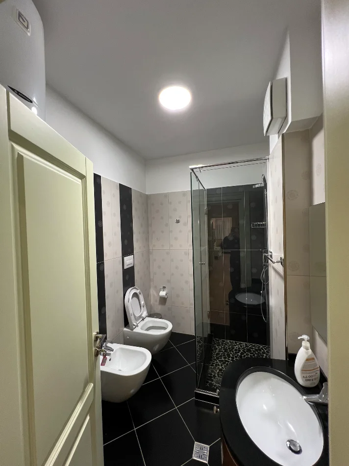 Tirane, jepet me qera apartament 3+1+Ballkon Kati 5, 126 m² 1.000 € (Rruga Peti)