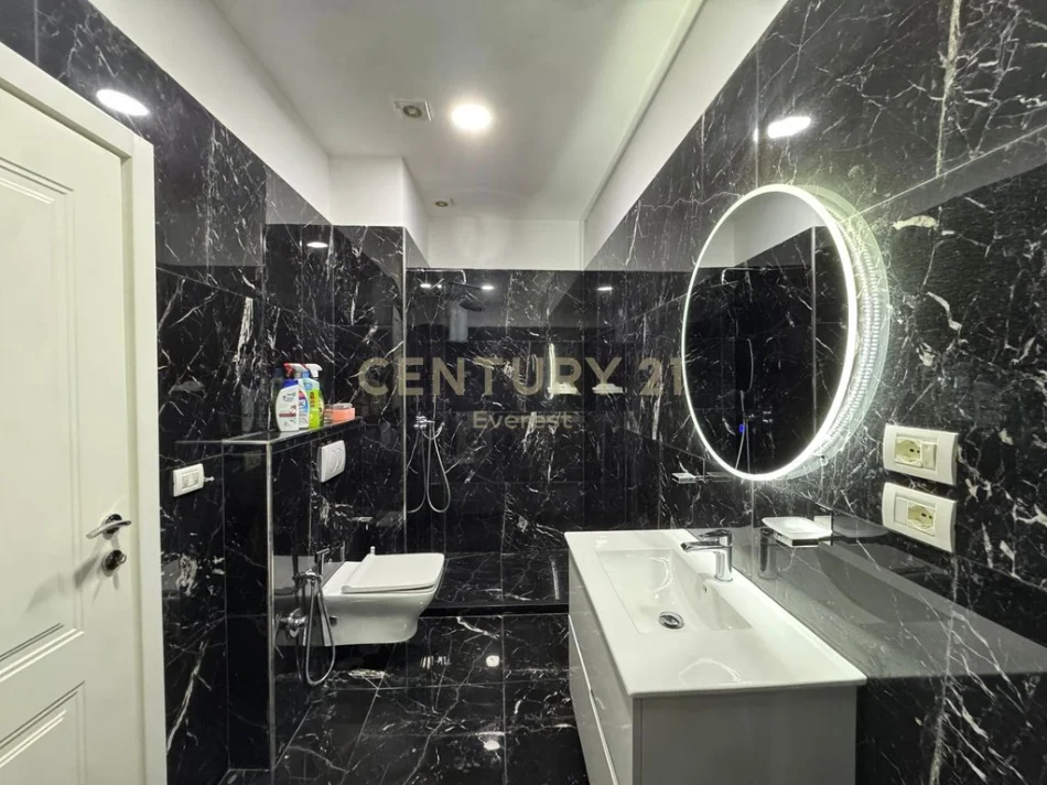 Tirane, jepet me qera apartament 1+1+Aneks+Ballkon Kati 9, 87 m² 900 € 