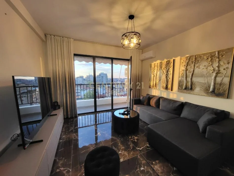 Tirane, jepet me qera apartament 1+1+Ballkon Kati 8, 70 m² 800 € 