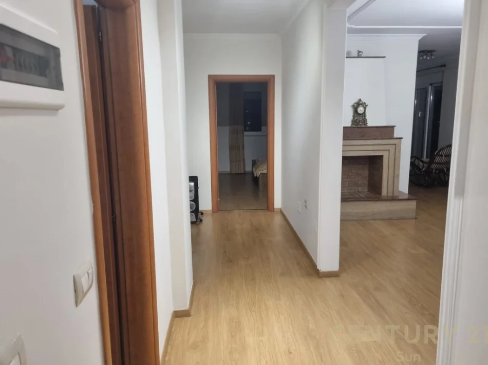 Tirane, jepet me qera apartament 1+1+Aneks+Ballkon Kati 8, 100 m² 750 € (Garda)