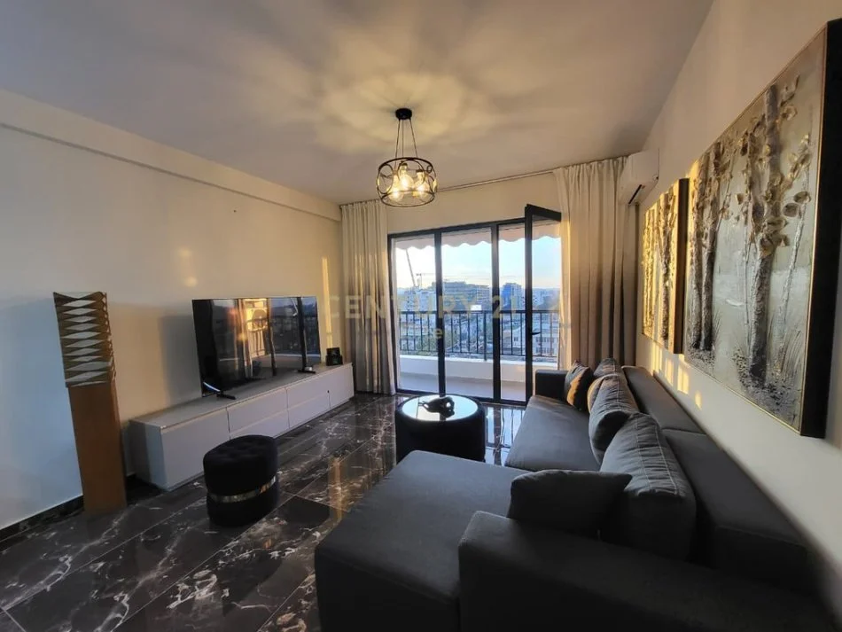 Tirane, jepet me qera apartament 1+1+Ballkon Kati 8, 70 m² 800 € 