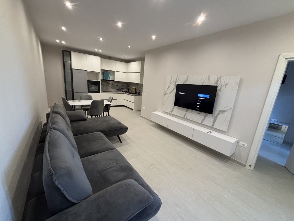 Tirane, jepet me qera apartament 1+1+Ballkon Kati 1, 75 m² 420 € (xhon belushi)
