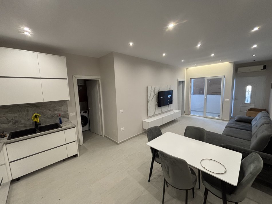 Tirane, jepet me qera apartament 1+1+Ballkon Kati 1, 75 m² 420 € (xhon belushi)