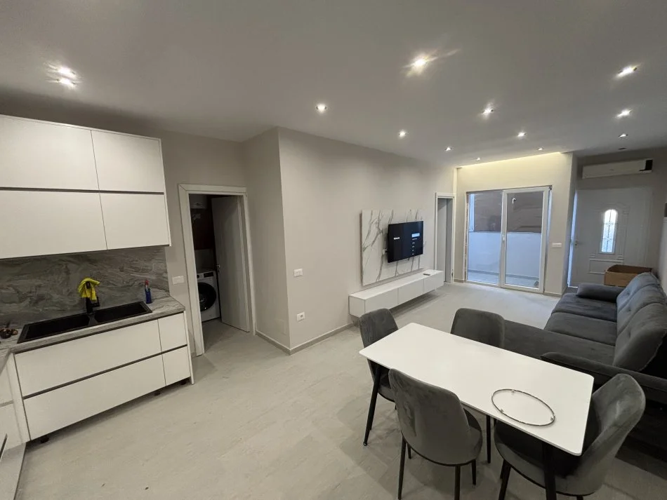 Tirane, jepet me qera apartament 1+1+Ballkon Kati 1, 75 m² 420 € (xhon belushi)