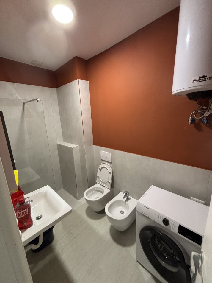 Tirane, jepet me qera apartament 1+1+Ballkon Kati 1, 75 m² 420 € (xhon belushi)