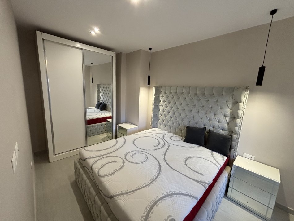 Tirane, jepet me qera apartament 1+1+Ballkon Kati 1, 75 m² 420 € (xhon belushi)