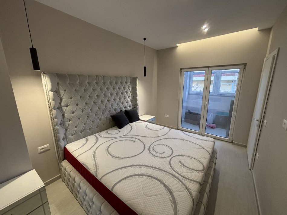 Tirane, jepet me qera apartament 1+1+Ballkon Kati 1, 75 m² 420 € (xhon belushi)