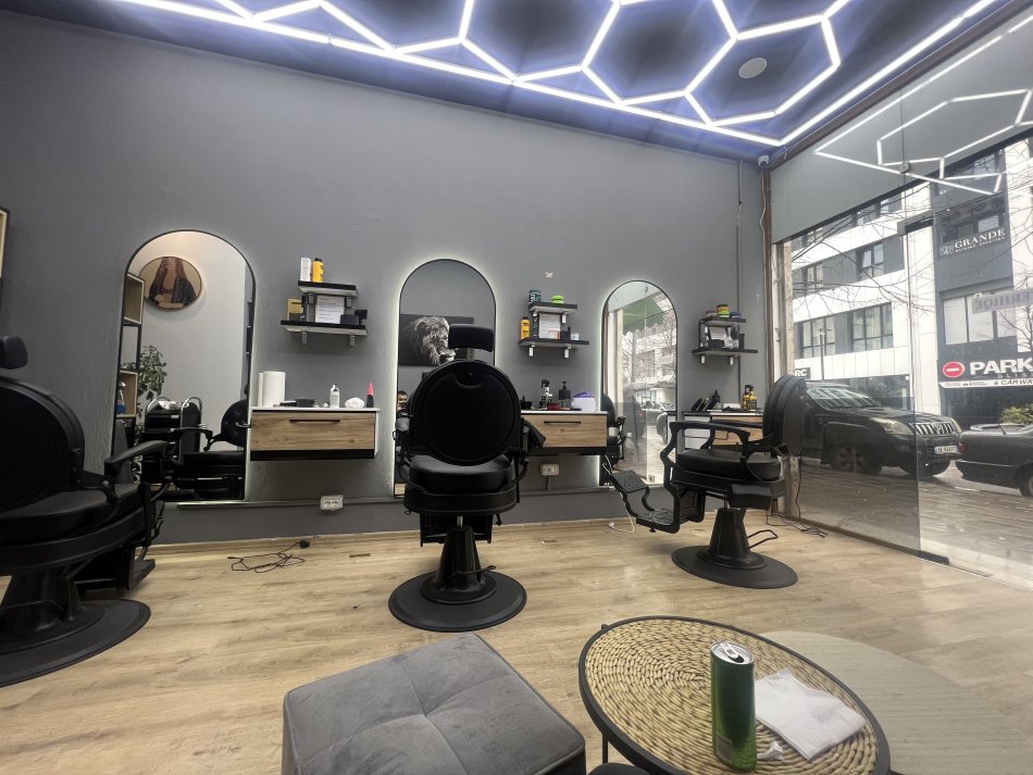 Tirane, shes Shitet Biznesi Berberi/Parukeri 11.000 €