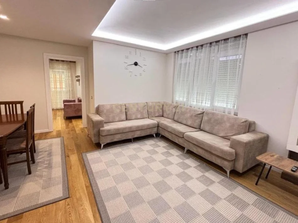 Tirane, jepet me qera apartament 3+1+Aneks+Ballkon Kati 4, 100 m² 890 € (Shkolla e Kuqe)