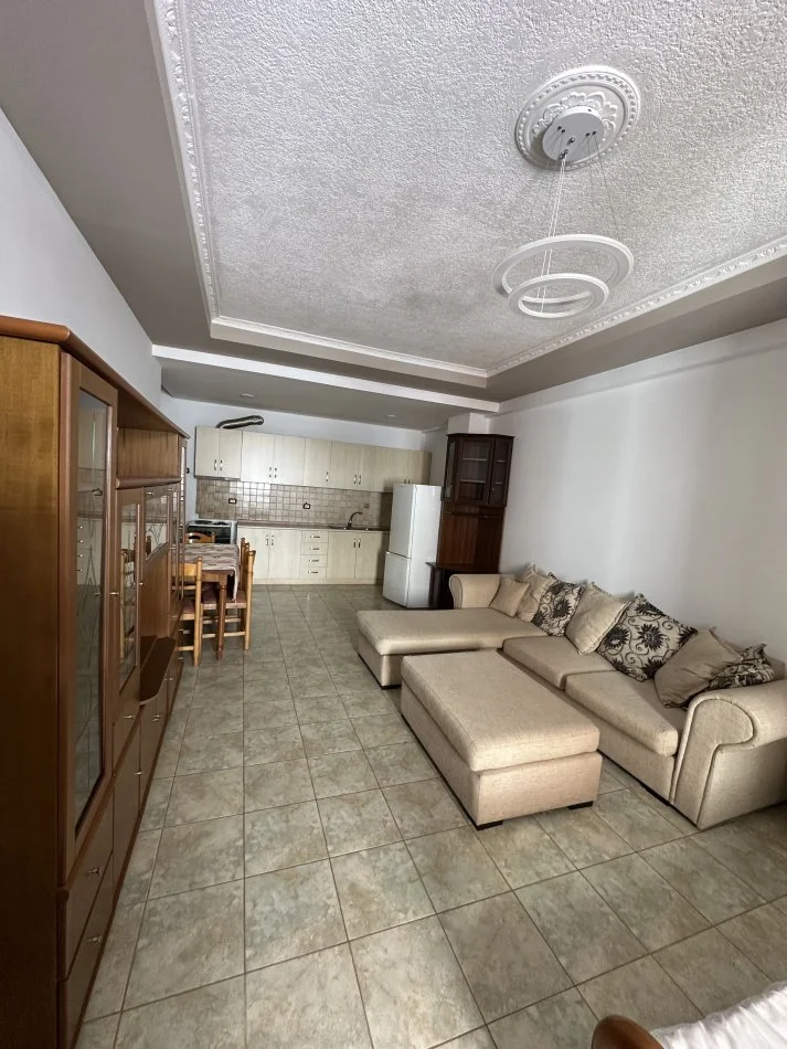 Tirane, jepet me qera apartament 1+1 Kati 2, 60 m² 340 € (3 deshmoret)