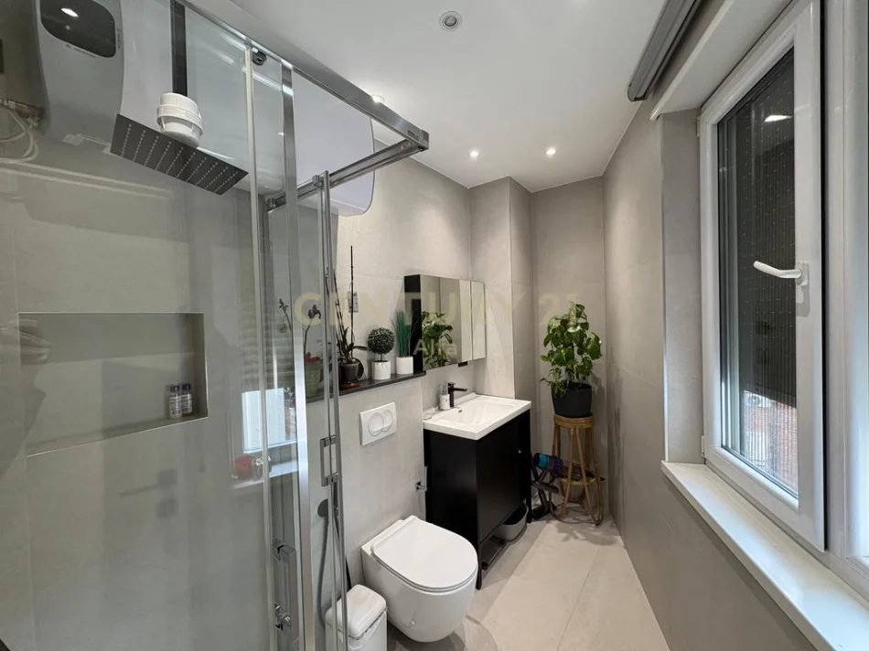 Tirane, jepet me qera apartament 2+1+Aneks+Ballkon Kati 4, 110 m² 1.200 € (Shallvaret)