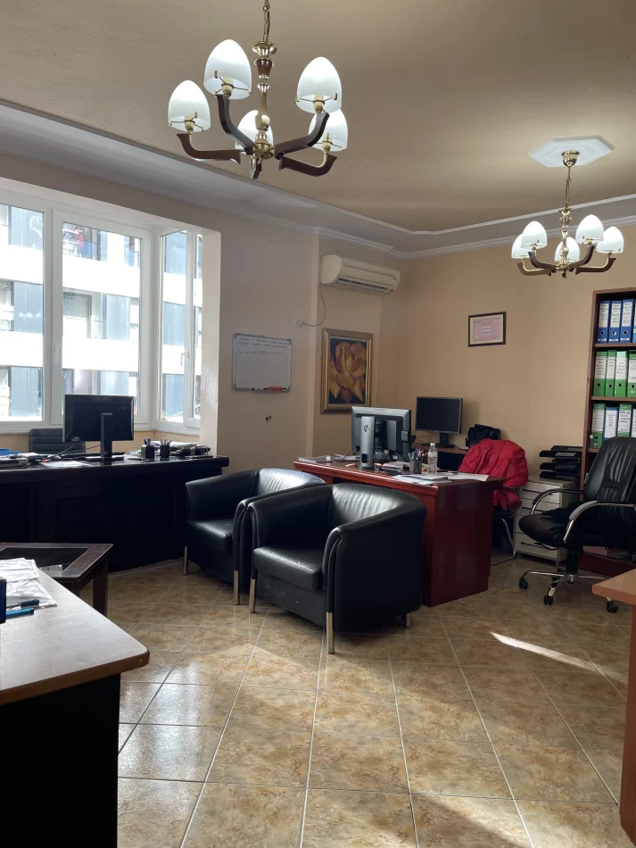 Tirane, jepet me qera zyre Kati 6, 70 m² 650 € (RRUGA SALI BUTKA, PALLATI CANI, PERBALLE KOMPLEKSIT ARLIS)