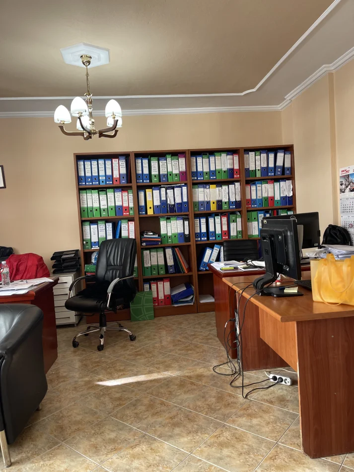 Tirane, jepet me qera zyre Kati 6, 70 m² 650 € (RRUGA SALI BUTKA, PALLATI CANI, PERBALLE KOMPLEKSIT ARLIS)
