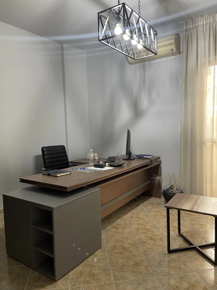 Tirane, jepet me qera zyre Kati 6, 70 m² 650 € (RRUGA SALI BUTKA, PALLATI CANI, PERBALLE KOMPLEKSIT ARLIS)