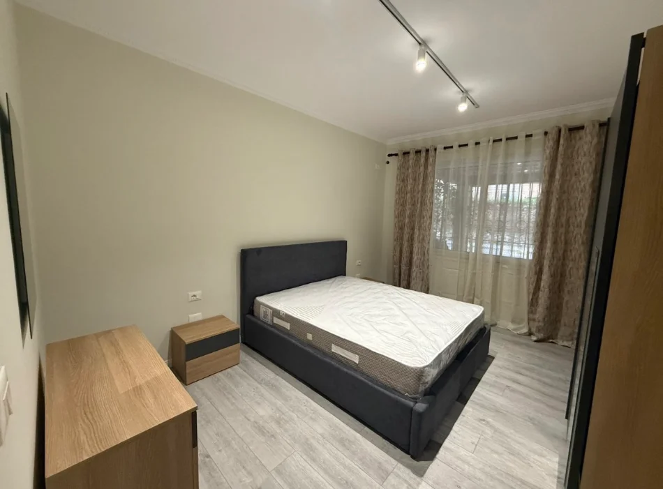 Tirane, jepet me qera apartament 2+1 Kati 0, 80 m² 850 € (Vaso paho prane gardes)