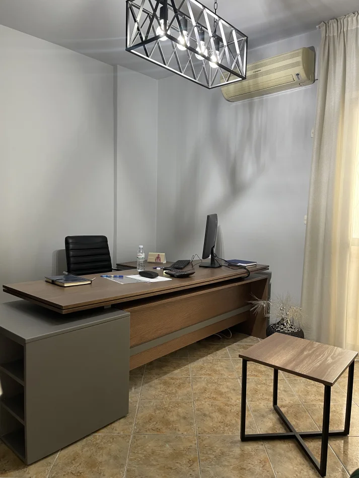 Tirane, jepet me qera zyre Kati 6, 70 m² 650 € (RRUGA SALI BUTKA, PALLATI CANI, PERBALLE KOMPLEKSIT ARLIS)