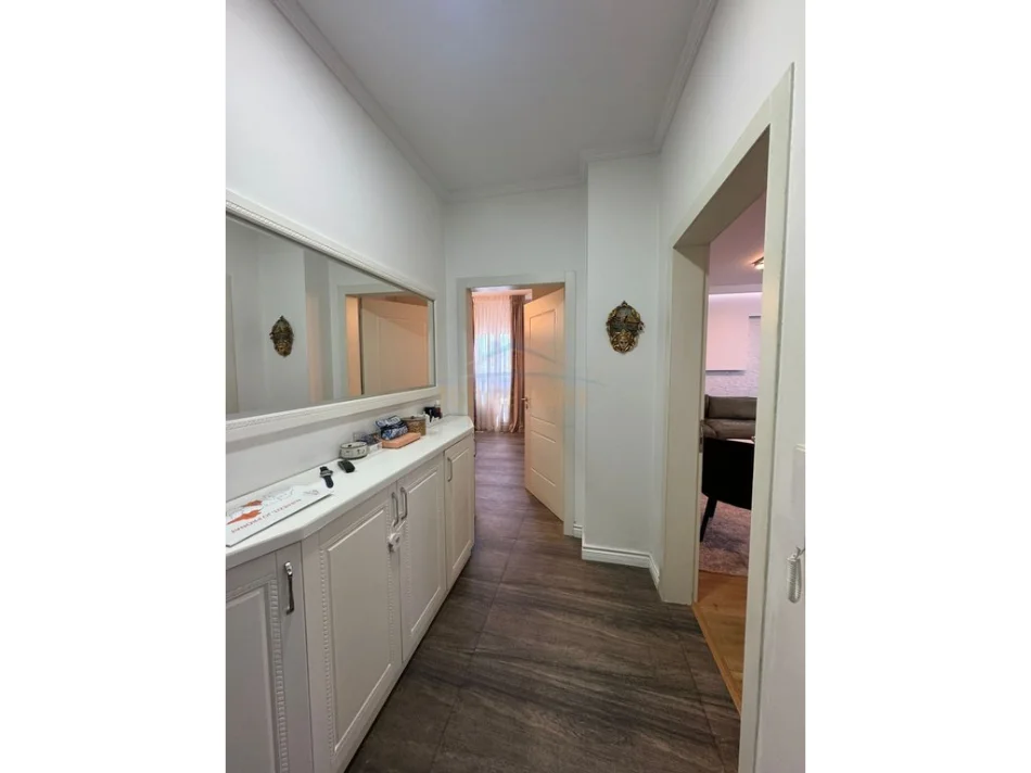 Tirane, jepet me qera apartament 2+1+Ballkon Kati 7, 103 m² 1.000 € (Myslym shyri)