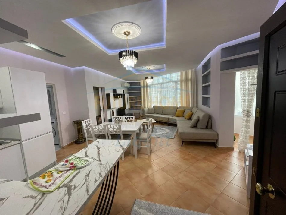 Tirane, jepet me qera apartament 1+1+Ballkon Kati 4, 70 m² 600 € (Liqeni i thate pran radisonit)