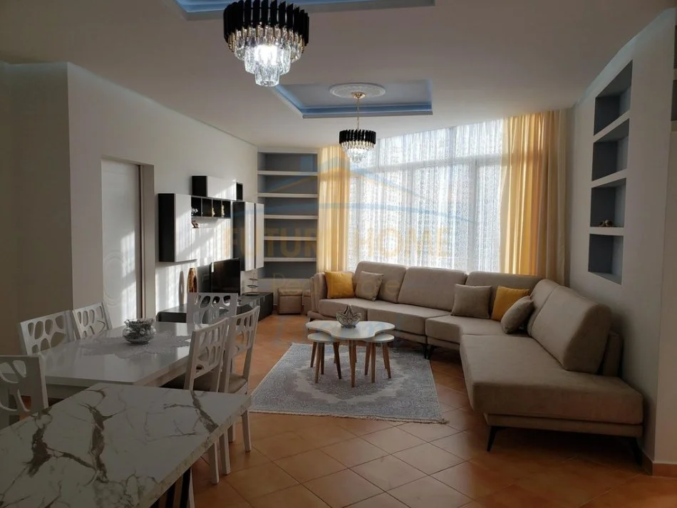 Tirane, jepet me qera apartament 1+1+Ballkon Kati 4, 70 m² 600 € (Liqeni i thate pran radisonit)