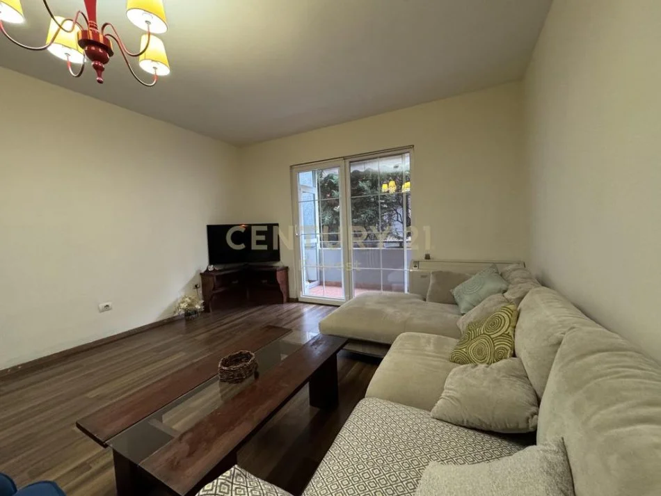 Tirane, jepet me qera apartament 1+1 Kati 1, 80 m² 500 € 