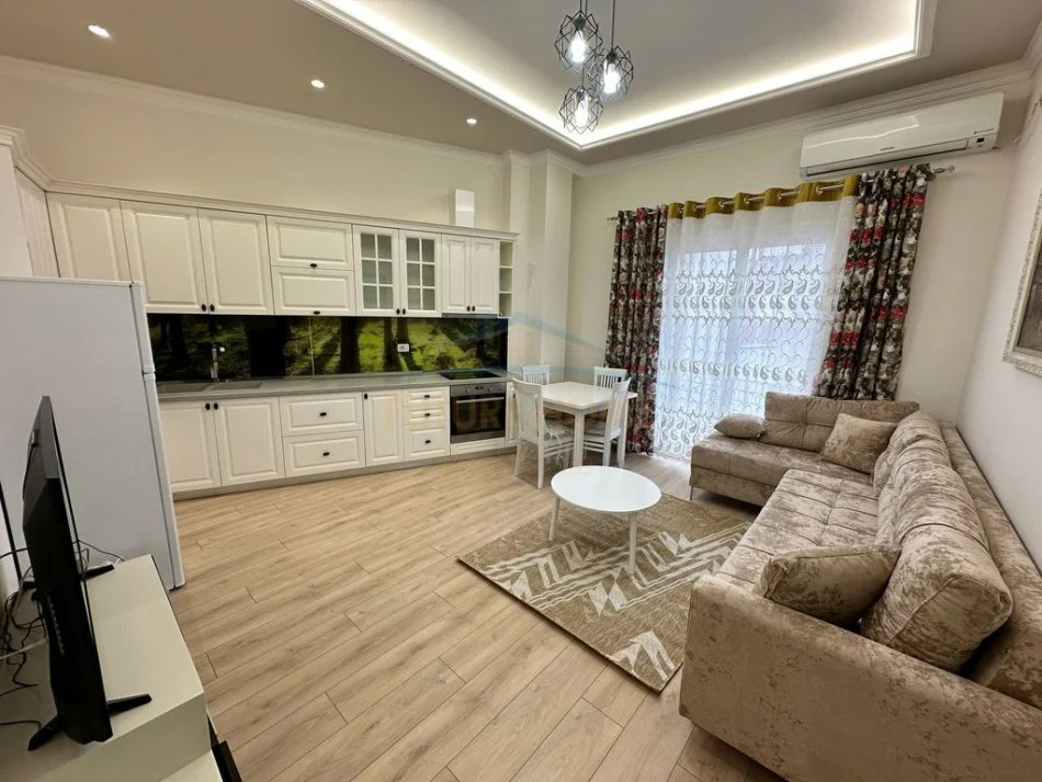 Tirane, jepet me qera apartament 2+1+Ballkon Kati 4, 650 m² 650 € (Liqeni i thate)