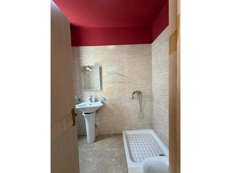 Tirane, jepet me qera apartament 2+1+Ballkon Kati 1, 91 m² 546 € (Alidemi)