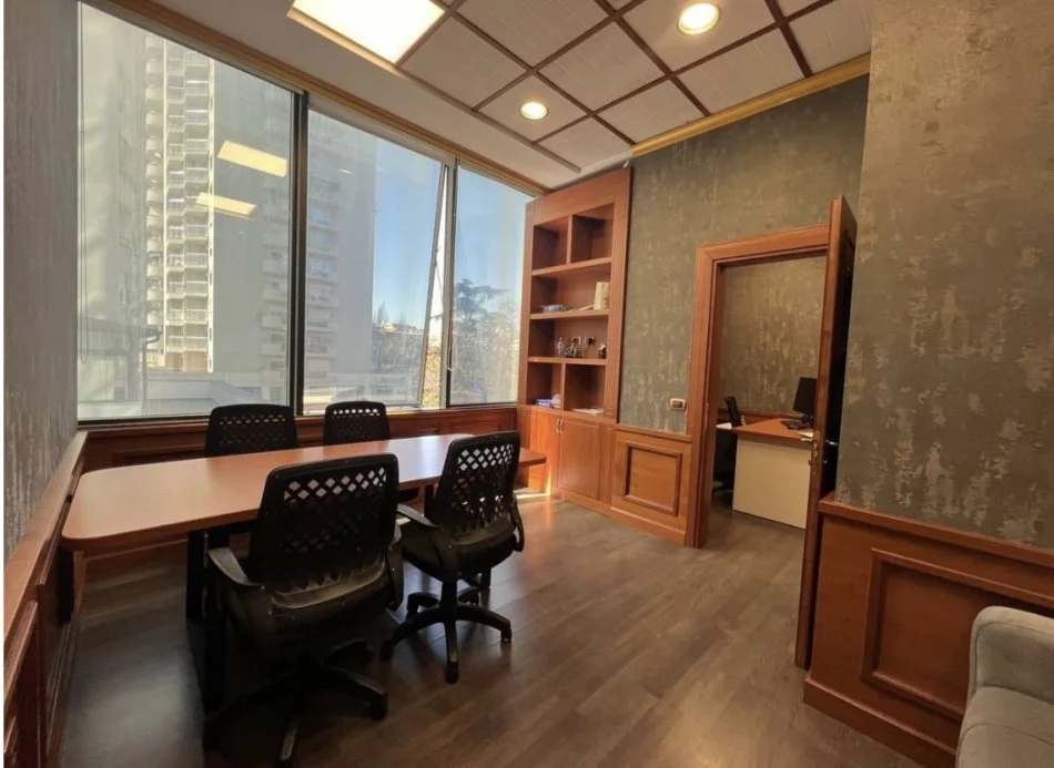 Tirane, jepet me qera ambjent biznesi Kati 2, 25 m² 650 € 