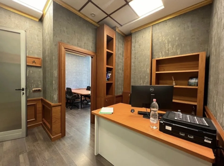 Tirane, jepet me qera ambjent biznesi Kati 2, 25 m² 650 € 