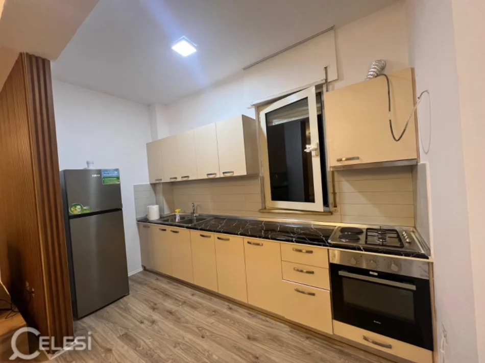 Tirane, jepet me qera apartament 1+1+Ballkon Kati 5, 88 m² 600 € (Liqeni i thate)