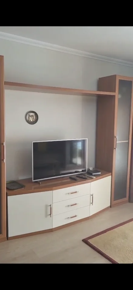 Tirane, jepet me qera apartament 1+1+Ballkon Kati 5, 550 € (Komuna Parisit)